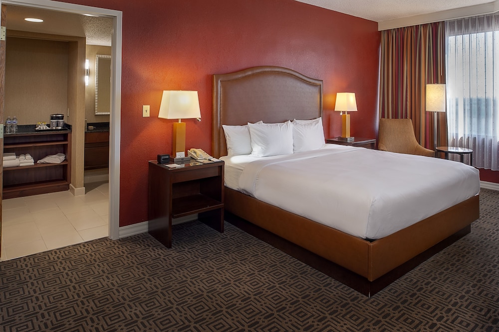 Room, 1 King Bed, Accessible, Bathtub photo 3