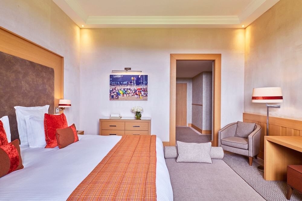 Deluxe Room, 1 King Bed, Pool View photo 2