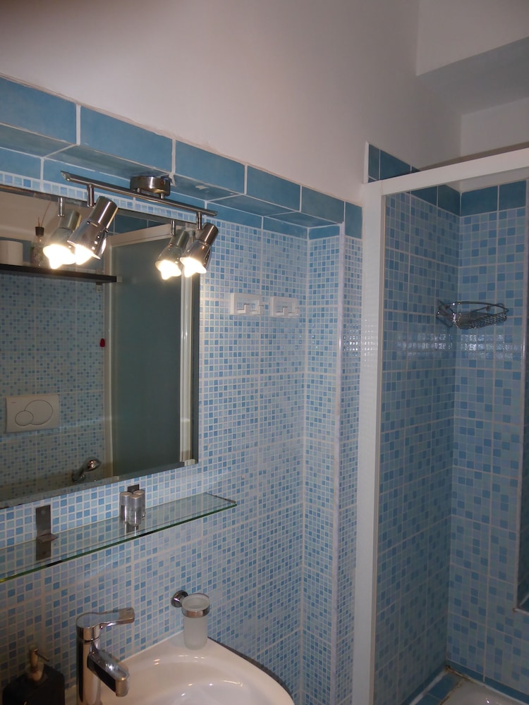 Economy Single Room, 1 Large Twin Bed, Private Bathroom photo 3