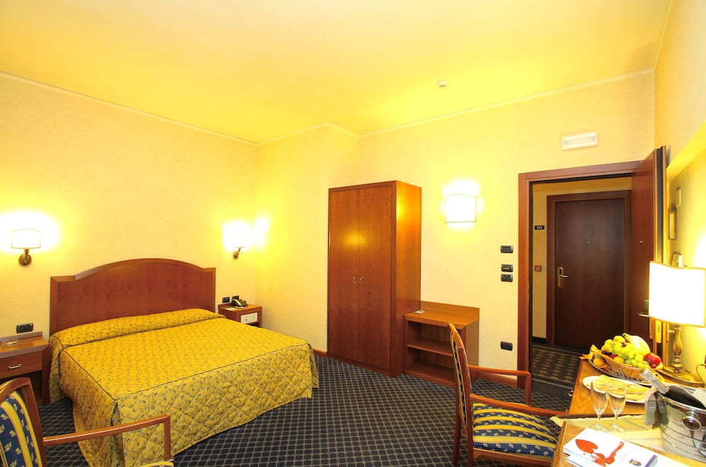 Double or Twin Room - Photo 11