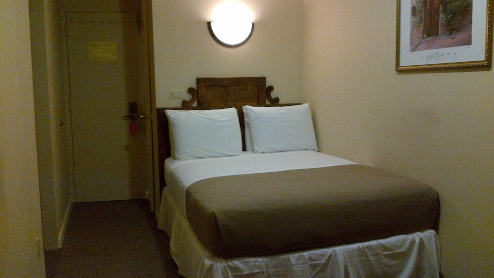 1 Full Size Bed photo 1