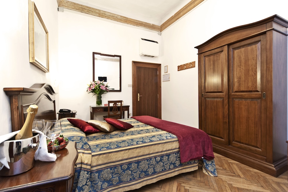 Superior Double Room, Canal View photo 2