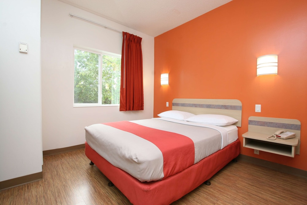 Standard Room, 1 Double Bed, Accessible, Non Smoking photo 1
