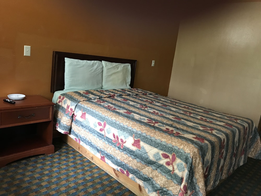 1 Queen Bed, Smoking