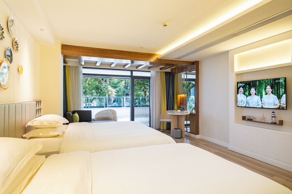 Riverside Twin Room with Balcony & Bathtub photo 3