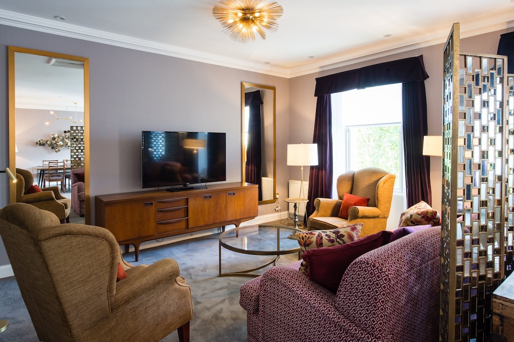 Signature Suite - Photo 6