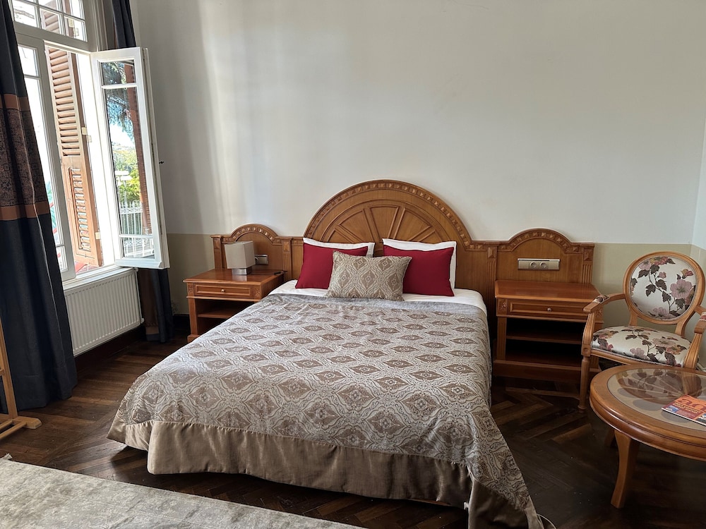 Basic Room, 1 Queen Bed