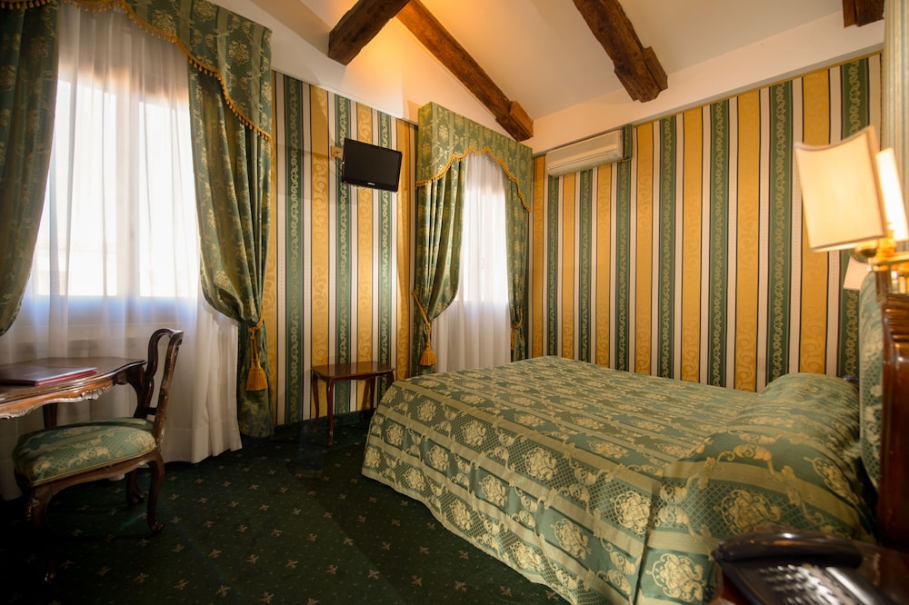 Superior Double Room, Canal View photo 3