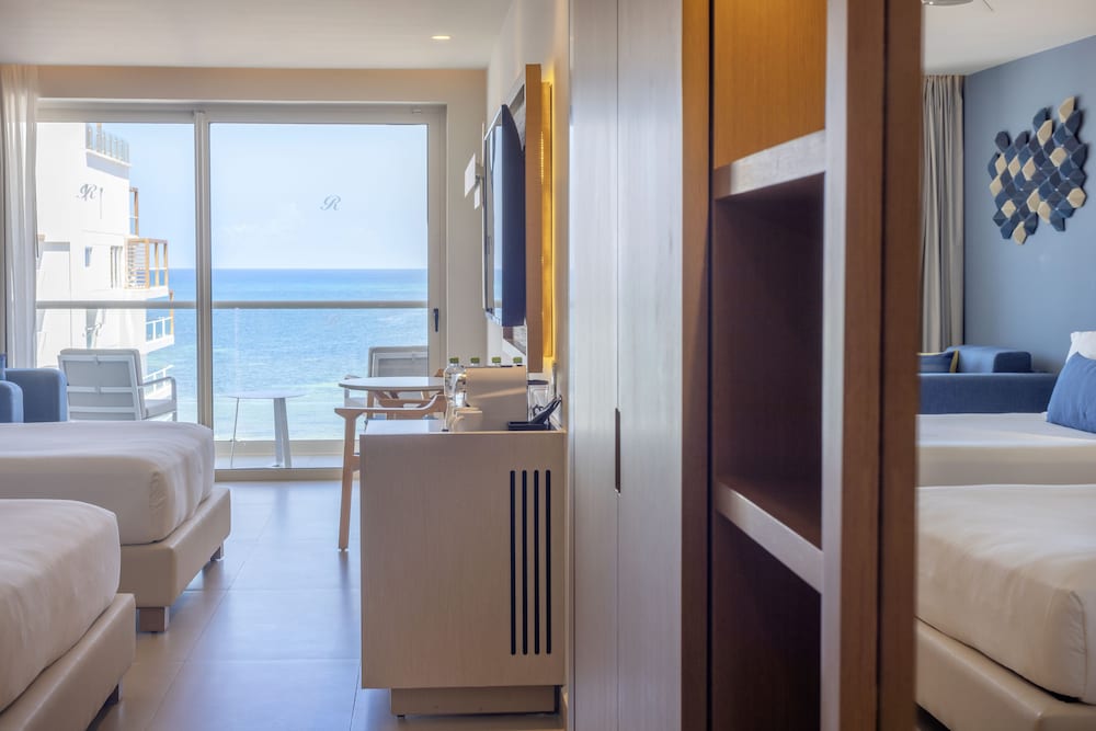 Two Bedroom Luxury Junior Suite Ocean Front Diamond Club - Photo 8