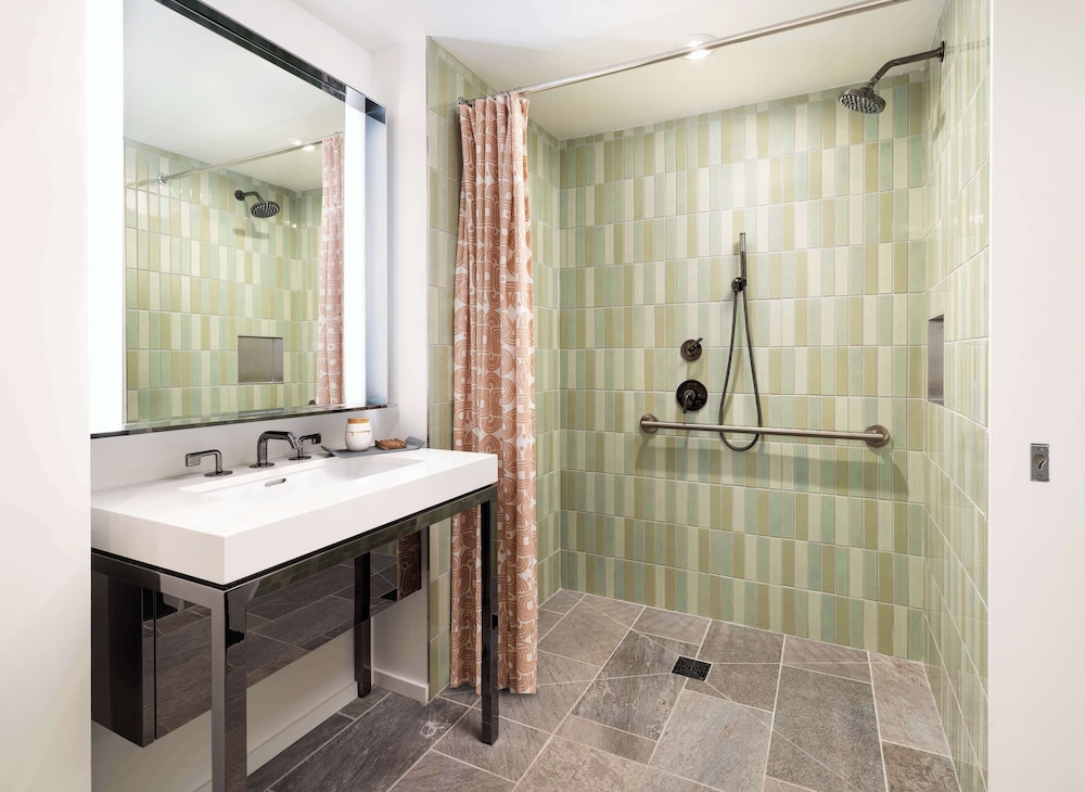 Double Queen - Mobility Accessible Roll In Shower - Photo 1