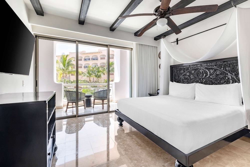 1 Bdrm 1 King Ninos Pool View Suite W Balcony