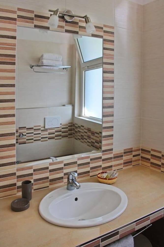 Quadruple Room - Photo 18