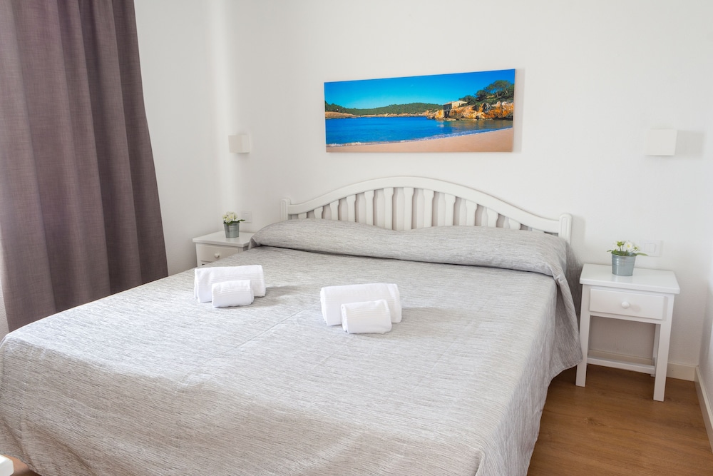 Apartment, 2 Bedrooms, Balcony, Pool View - Photo 4