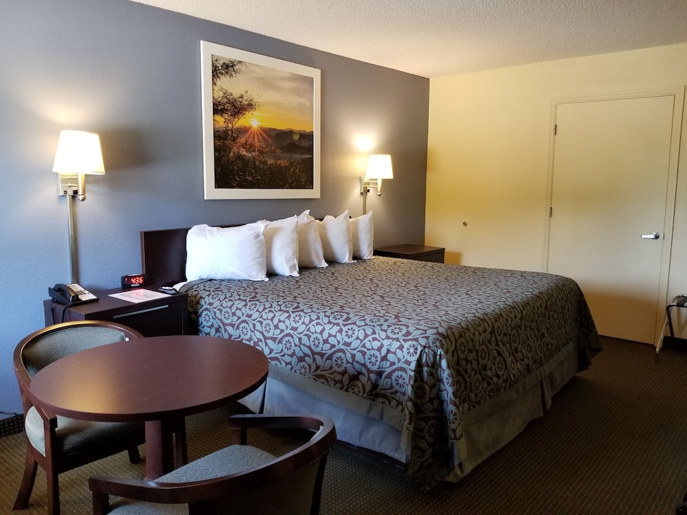 Standard Room, 1 King Bed photo 2