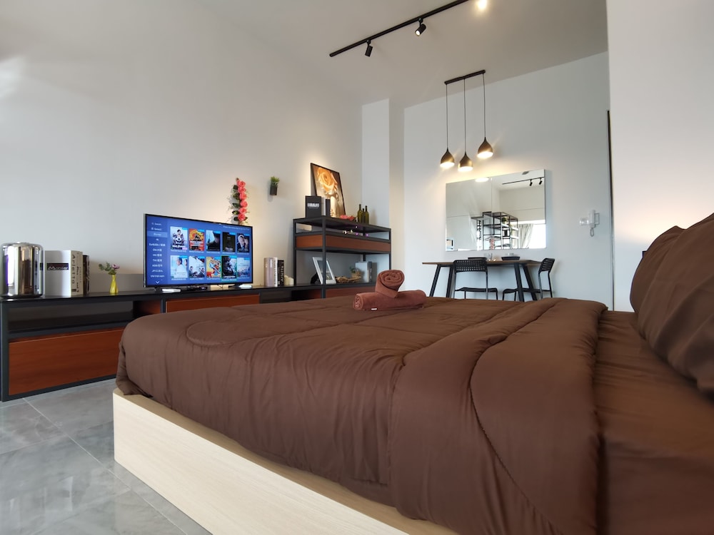 Superior Studio, 1 Queen Bed, Bathtub, Sea View