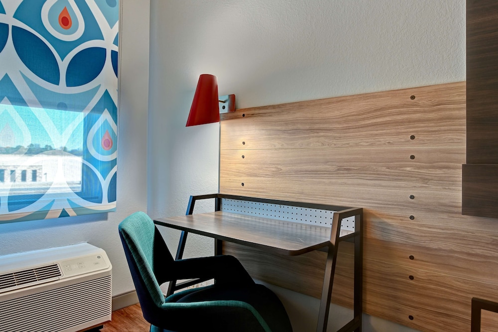 Business Room, 2 Queen Beds, Accessible (Roll-In Shower) - Photo 3