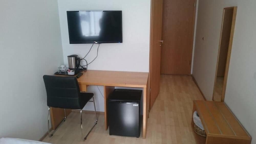 Standard Twin Room, 2 Twin Beds, Shared Bathroom, City View photo 3
