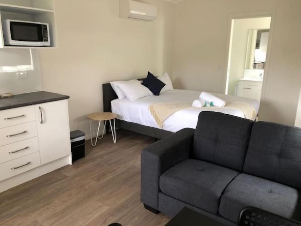 Deluxe Room, 1 Queen Bed photo 2