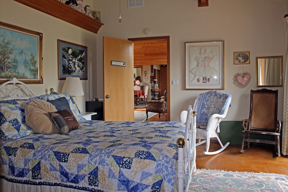 Room, 1 Queen Bed, Hot Tub (Ashley) photo 3