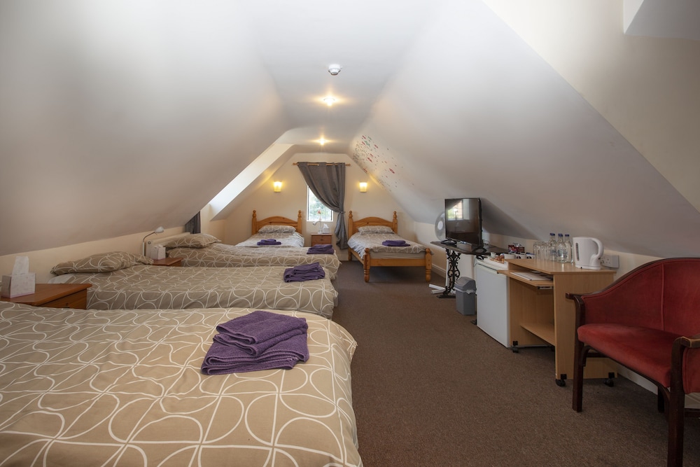 Suite, Ensuite (5 single beds ) photo 1