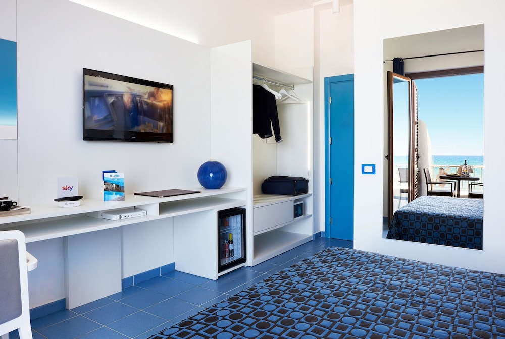 Deluxe Double or Twin Room, Sea View - Photo 2