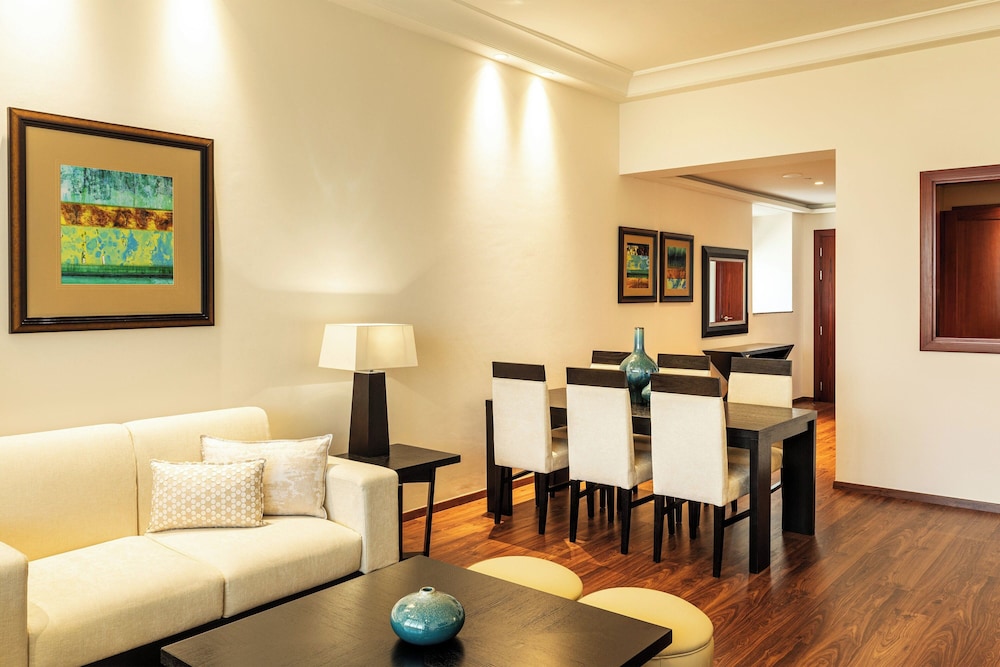 Room, 1 King Bed, Kitchen