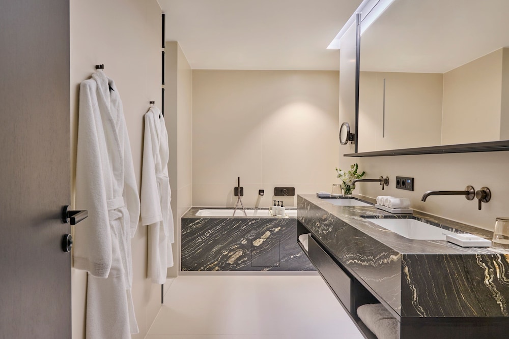 Grand Suite, 1 Bedroom thumbnail 5