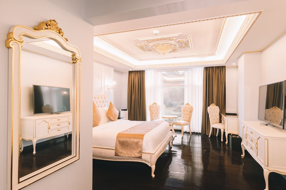 Deluxe Room, 1 King Bed, Park View - Photo 4