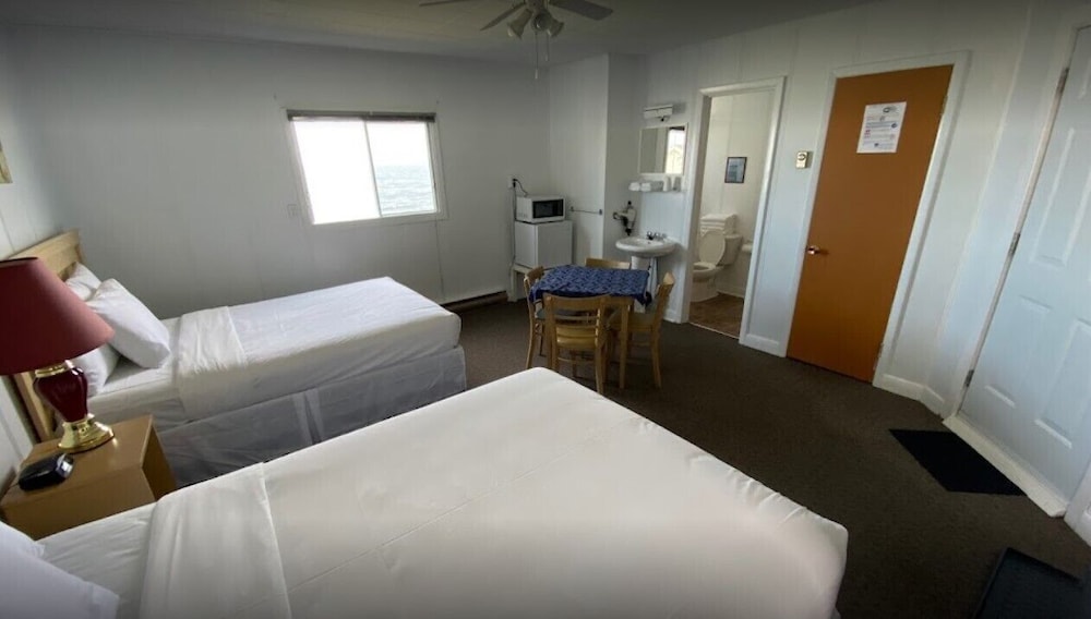 Standard Room, 2 Double Beds, Private Bathroom photo 2
