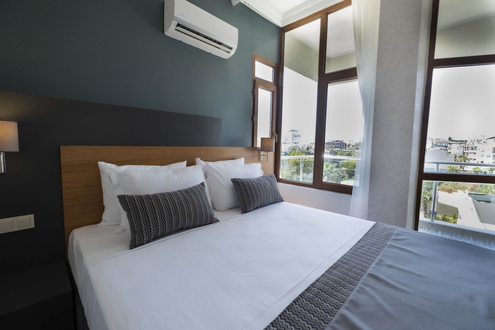 Family Suite, Balcony, Sea View thumbnail 6