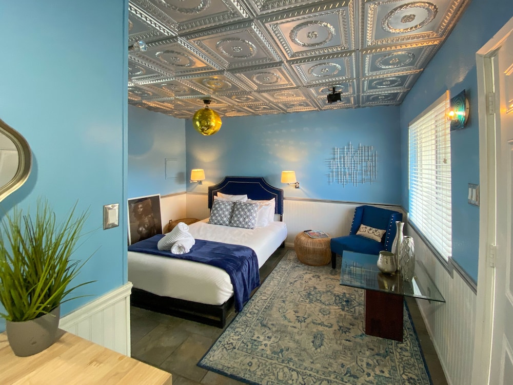 Rm 11 | The Bowie Room photo 1