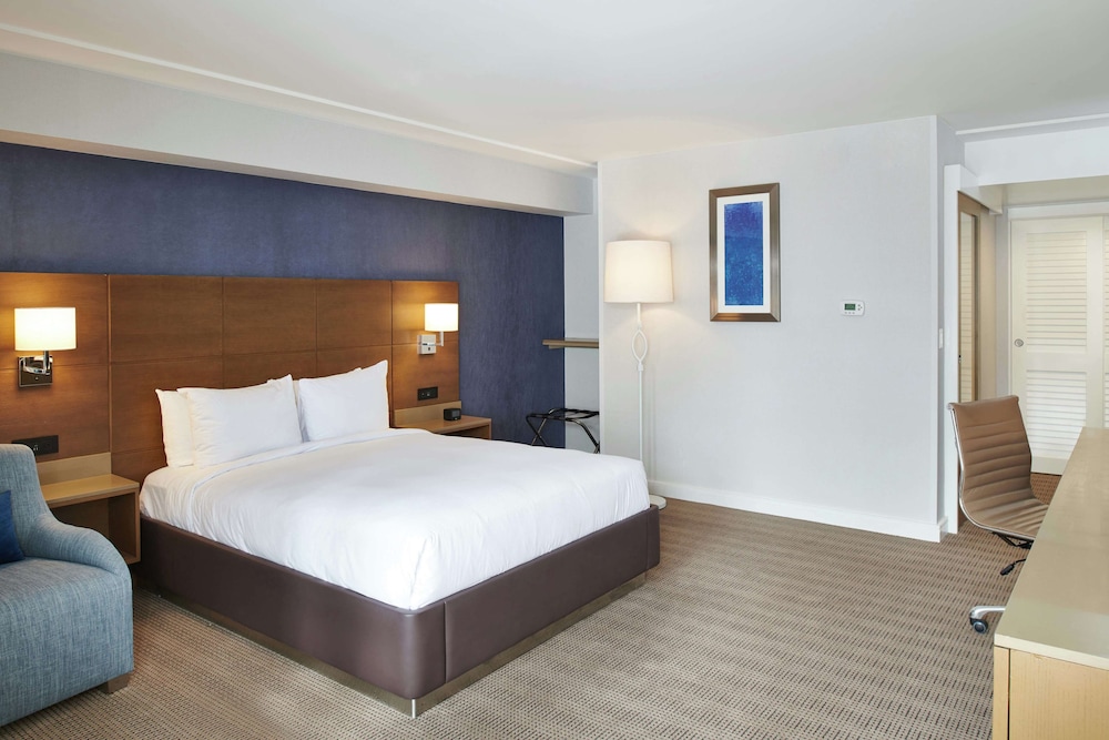 Room, 1 Double Bed, Accessible, Non Smoking (Roll-in Shower) - Photo 3