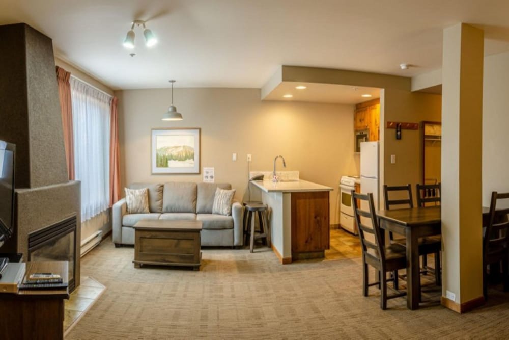 Grand Studio, 1 Queen Bed with Sofa bed, Mountain View
