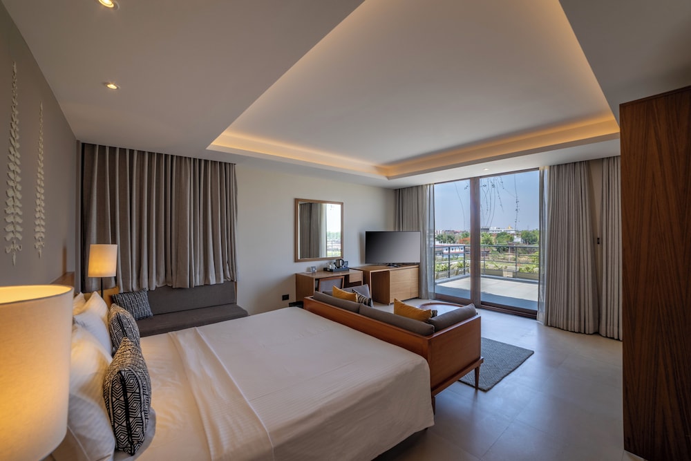 Room, 1 King Bed, Balcony - Photo 5