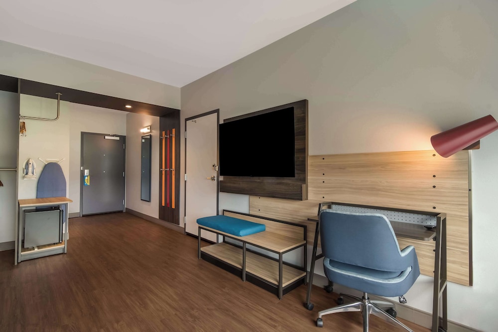 Classic Room, 1 King Bed, Accessible, Bathtub - Photo 3