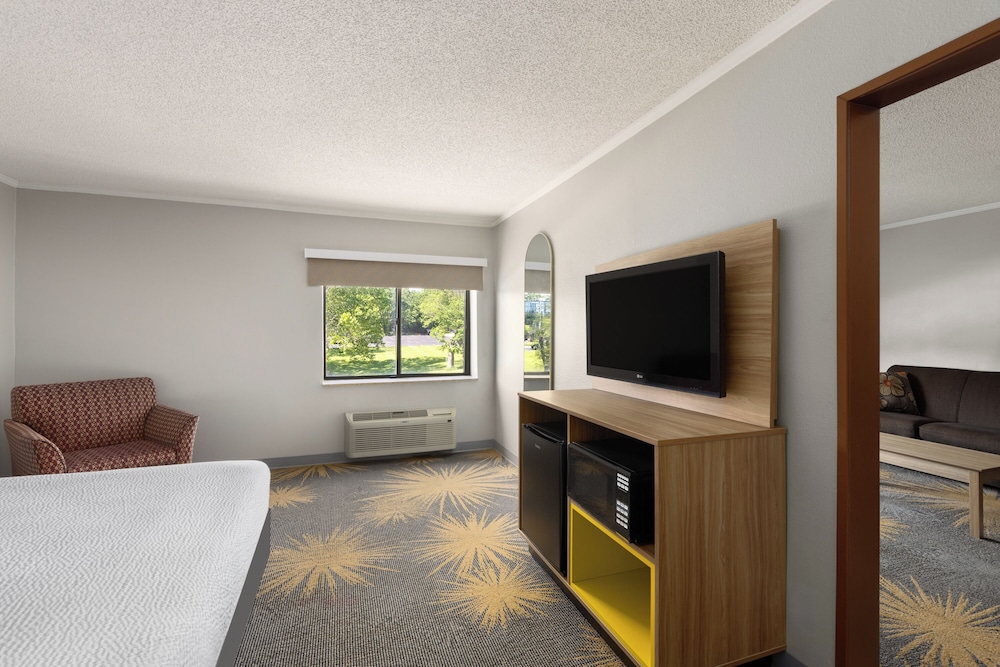 Suite, 1 King Bed, Non Smoking - Photo 3