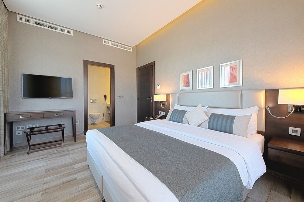 One-Bedroom Grand Suite photo 2