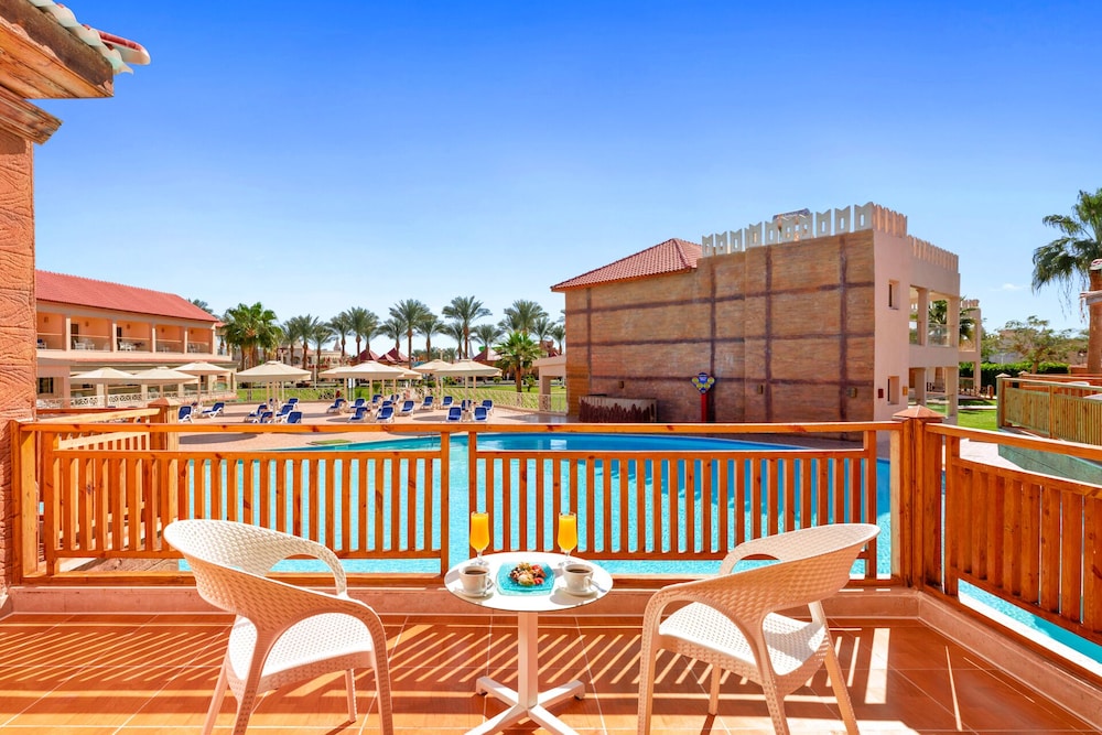 Jacuzzi Bungalow thumbnail 5