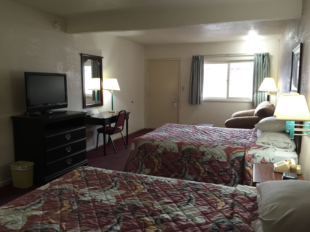 Family Room, 2 Queen Beds, Non Smoking