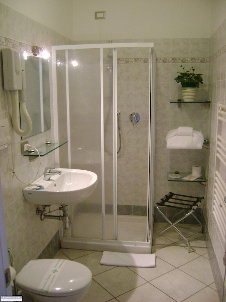 Standard Double Room - Photo 9