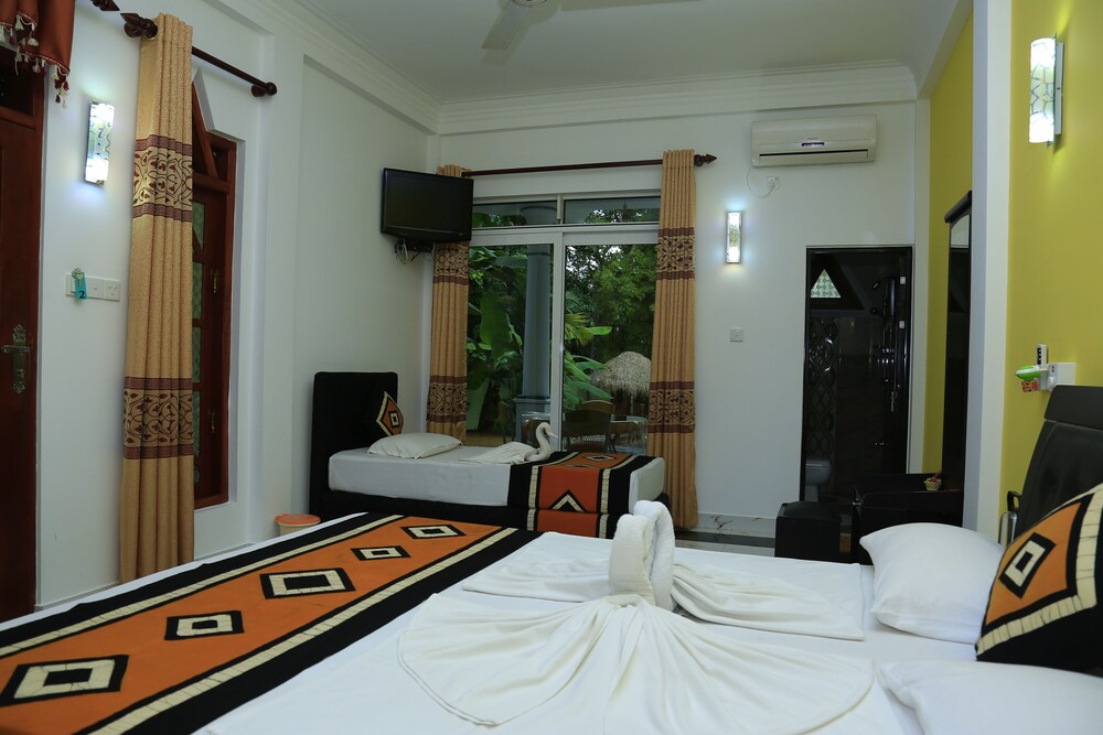 Deluxe Triple Room, 2 Twin Beds, River View photo 3