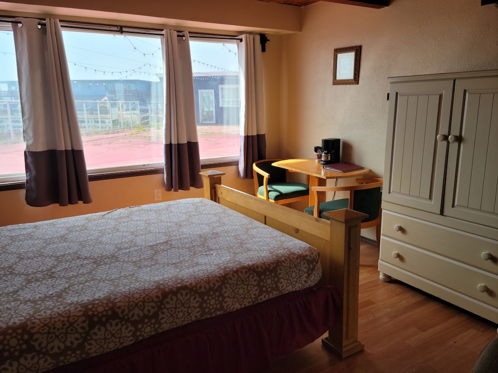 Deluxe Room, 1 Queen Bed, Refrigerator & Microwave, Marina View photo 2