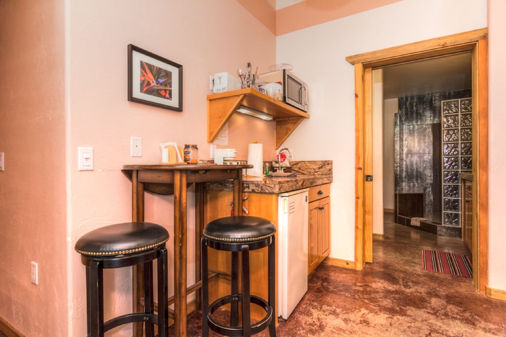 Queen Suite, 1 Bedroom, Kitchenette, Ground Floor photo 3