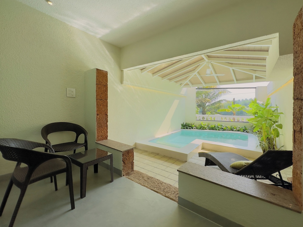 Luxury Room with Private Pool - Photo 5