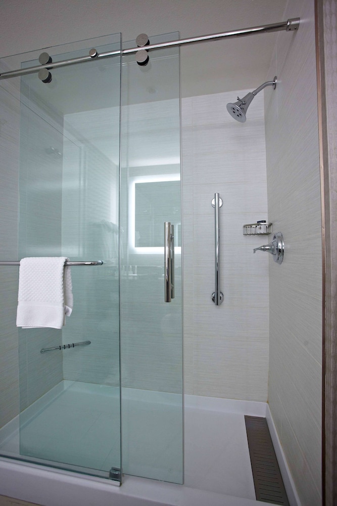 1 King Bed with Fridge, Non Smoking - Photo 6