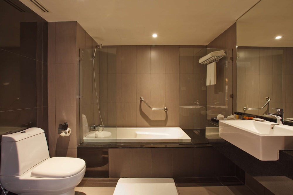 Executive Suite, 1 King Bed, City View photo 2
