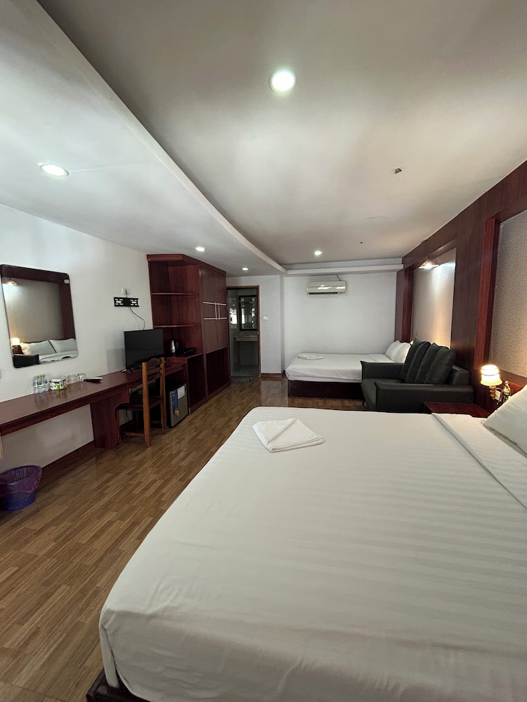 Deluxe Quadruple Room - Photo 8