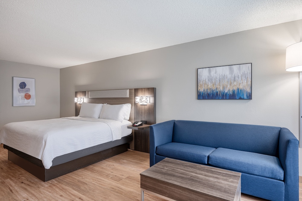 Suite, 1 King Bed (Living Area) - Photo 4