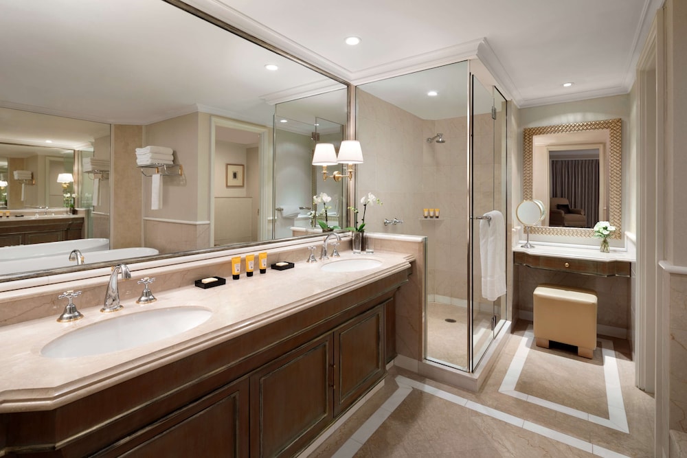 Presidential Suite, Club Lounge Access, Harbor View (High Floor) thumbnail 5