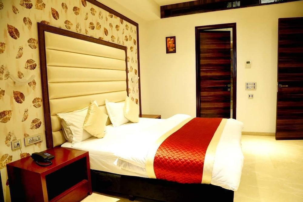 Family Suite, Bathtub, City View